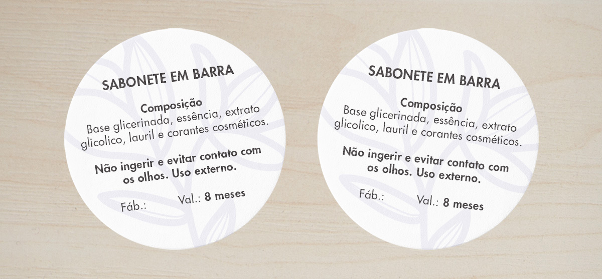 A tag informativa também estará presente na entrega de todos os produtos. Nela, teremos as informações técnicas sobre o produto, como seu nome, composição, fabricação e validade. Ela será produzida em papel kraft com as bordas quadradas, afim de diferenciá-la da tag de contatos através do contraste de cor e forma e agregar mais ao visual da identidade da marca.