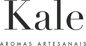 Para o logotipo foi pensado o uso de uma tipografia serifada que, além de passar uma ideia de requinte e valor, comunica bem com o cliente padrão da categoria à qual o produto está inserido.Para o slogan, uma tipografia sem serifa para melhor visualização e leiturabilidade quando em menores tamanhos.